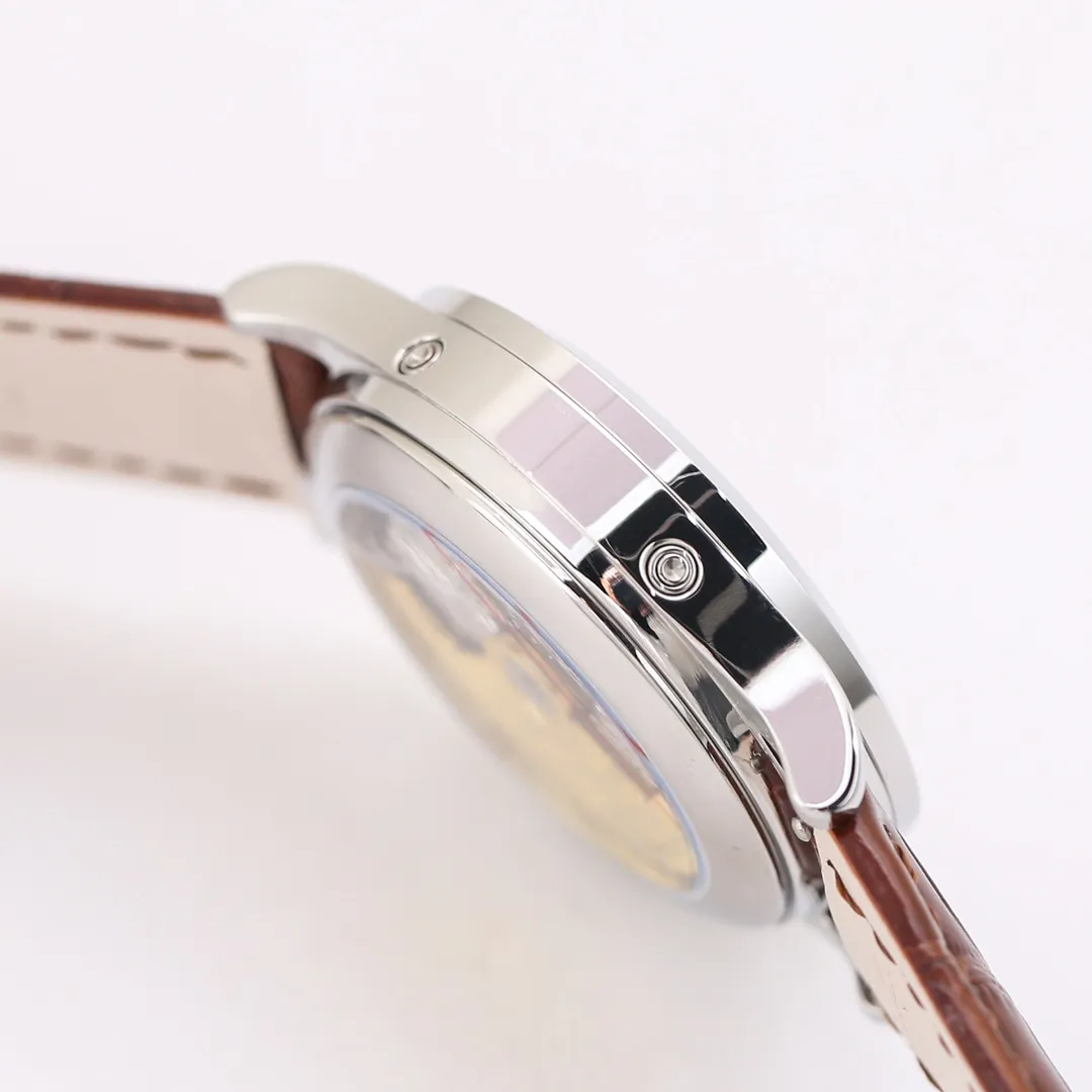【Top Replica】💰4300! TW launches the highest version on the market - Patek Philippe - Complication Chronograph 5205G watch! 1⃣️After two years of continuous modification and debugging of the movement, we have always pursued original craftsmanship! 2⃣️Diameter 38.5MM! 3⃣️The functions are the same as the original ones, moon phase/week/month/calendar! 4⃣️It literally means high-difficulty two-color penetration, not an ordinary factory process! 5⃣️Sapphire glass mirror, the surface is coated with an extra layer of transparency! 6⃣️(Technical breakthrough) The Seagull movement is improved into an integrated Cal.324S movement! Both large and small plywood can achieve perfect chamfering effect and be rhodium plated. 7⃣️The plywood is decorated with gemstone bearings imported from Switzerland, and the color is pure, bright and natural. TW’s ingenious masterpiece welcomes your tasting! Factory quality! Welcome to reprint!
